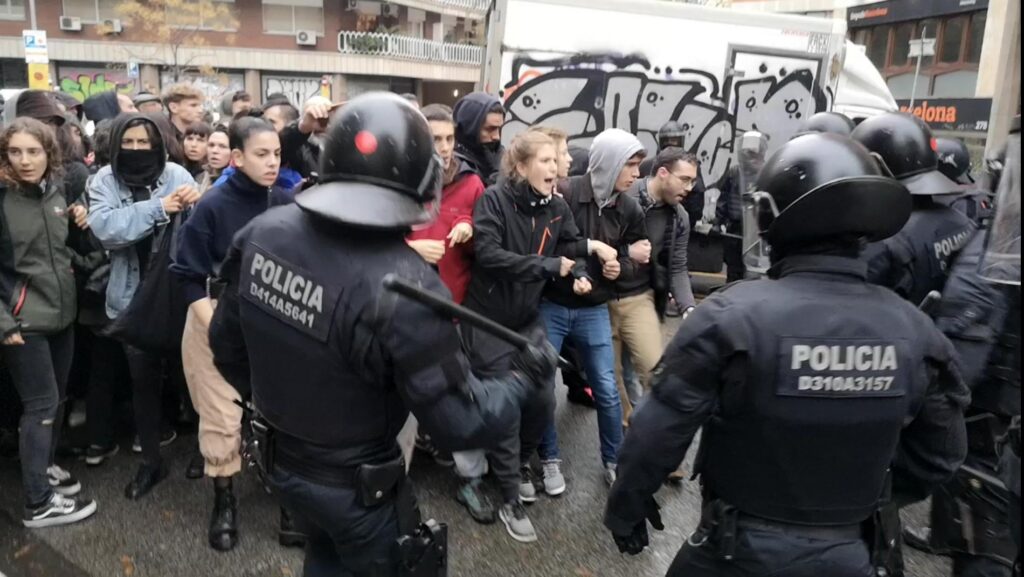 La justicia condena a una abuela de Ciutat Meridiana por resistir un desahucio mientras sostenía a su nieto en brazos