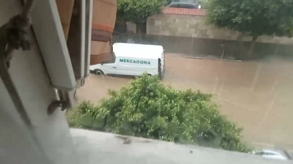 A pesar de la alerta roja por la DANA en Málaga, Mercadona y El Corte Inglés mantienen abiertos sus centros, poniendo en riesgo a miles de trabajadores. Algunos comercios cerraron solo tras las inundaciones.