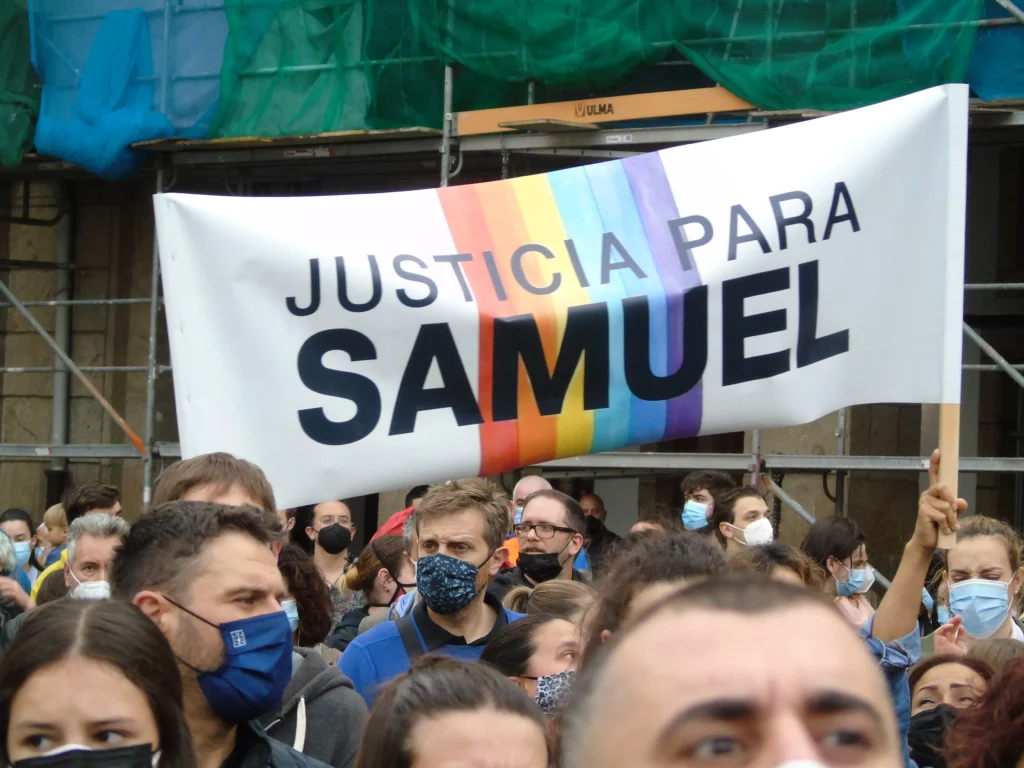 Crítica de las lógicas punitivistas tras la difusión de las caras de los presuntos asesinos de Samuel Luiz. Una apuesta integral y radical ante la LGTBIfobia estructural y los mecanismos represivos del Estado.