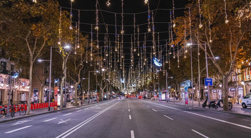 Comerciantes de Barcelona cuestionan la decisión de Collboni de repetir la iluminación navideña en el Passeig de Gràcia.