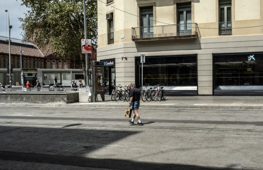 ecinos de la ronda Sant Antoni alzan la voz contra el Ayuntamiento por modificar el proyecto de pacificación. Anuncian movilizaciones y exigen que se reviertan los cambios.