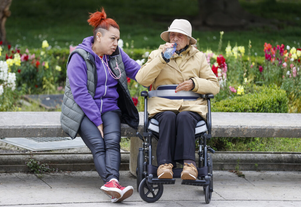 El Gobierno plantea que amigos puedan recibir ayudas por cuidar a personas dependientes, ampliando el concepto de entorno familiar.