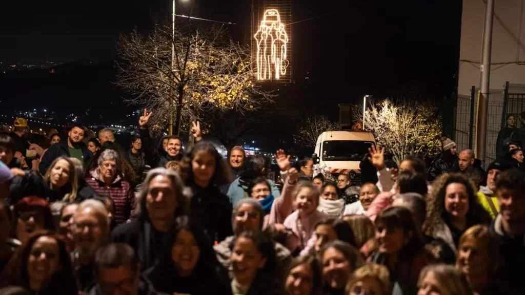 "Torre Baró existe y resiste". El barrio inaugura sus luces navideñas, diseñadas y creadas por los propios vecinos en homenaje a la película El 47.