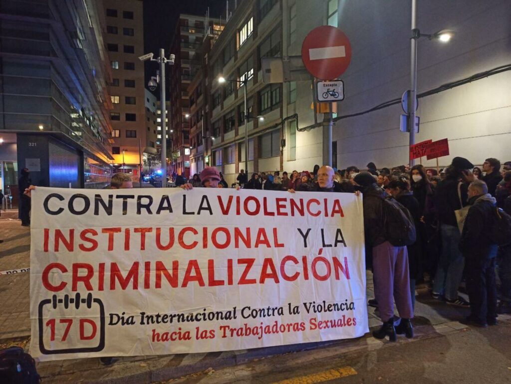 Redadas policiales en la Calle Robadors, El Raval, durante el Día Internacional contra la violencia hacia las trabajadoras sexuales. Colectivos denuncian criminalización, con 5 detenidas. Se convoca protesta frente a Les Corts para exigir su liberación.