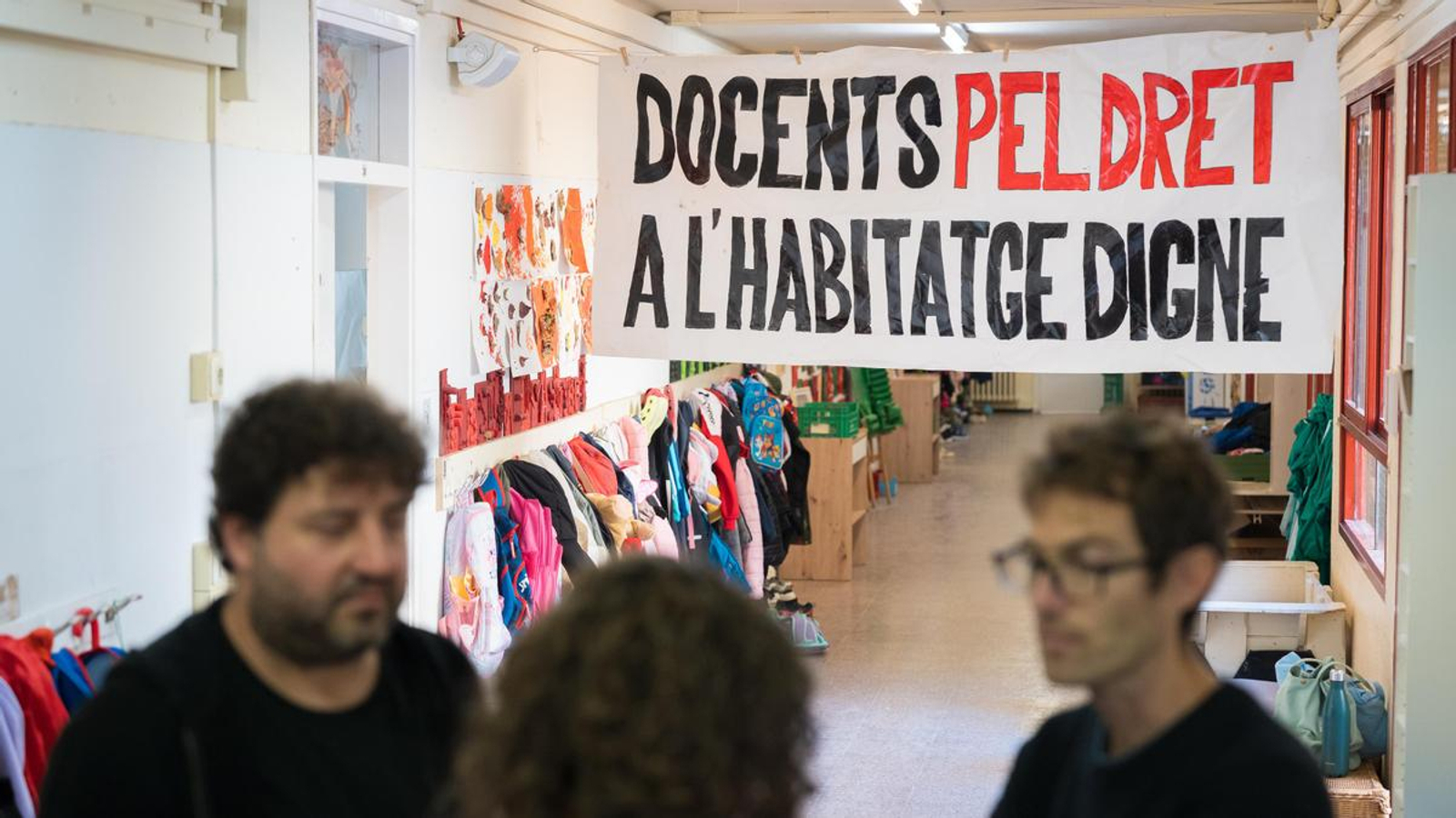 Docentes de Barcelona alzan la voz contra los desahucios y en defensa del derecho a la vivienda