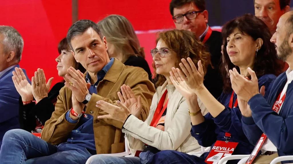 El Congreso socialista en Sevilla deja claro su alineamiento con la Corona y divide al partido en temas de feminismo e identidades de género.