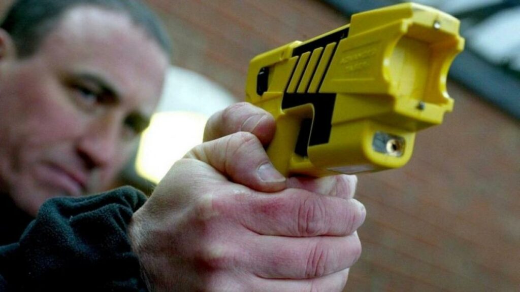 La Guàrdia Urbana de Barcelona usará pistolas Taser en situaciones de crisis de salud mental, pese a los riesgos que denuncian organismos de derechos humanos. Los Comuns critican la medida y exigen más recursos sociales en lugar de nuevas armas.