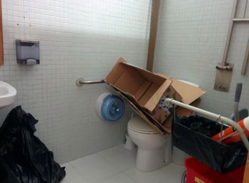 ¡Un WC adaptado no es un almacén!