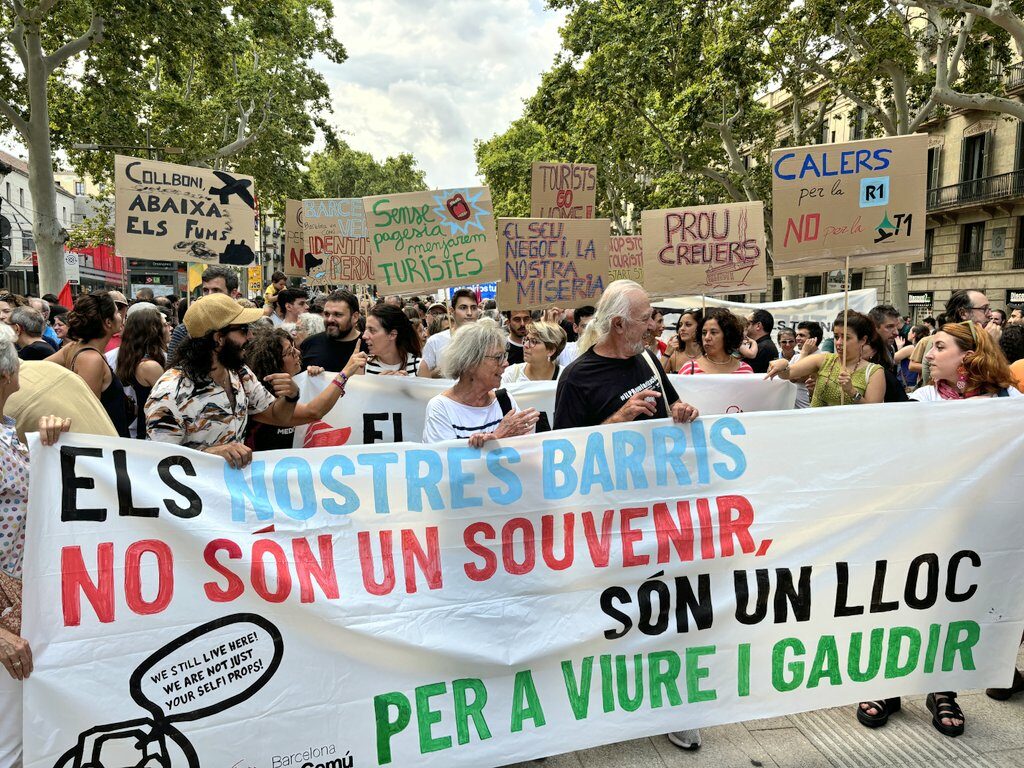 Barcelona acoge la alianza de colectivos que impulsan una protesta coordinada para exigir límites al turismo masivo y un cambio de modelo económico.