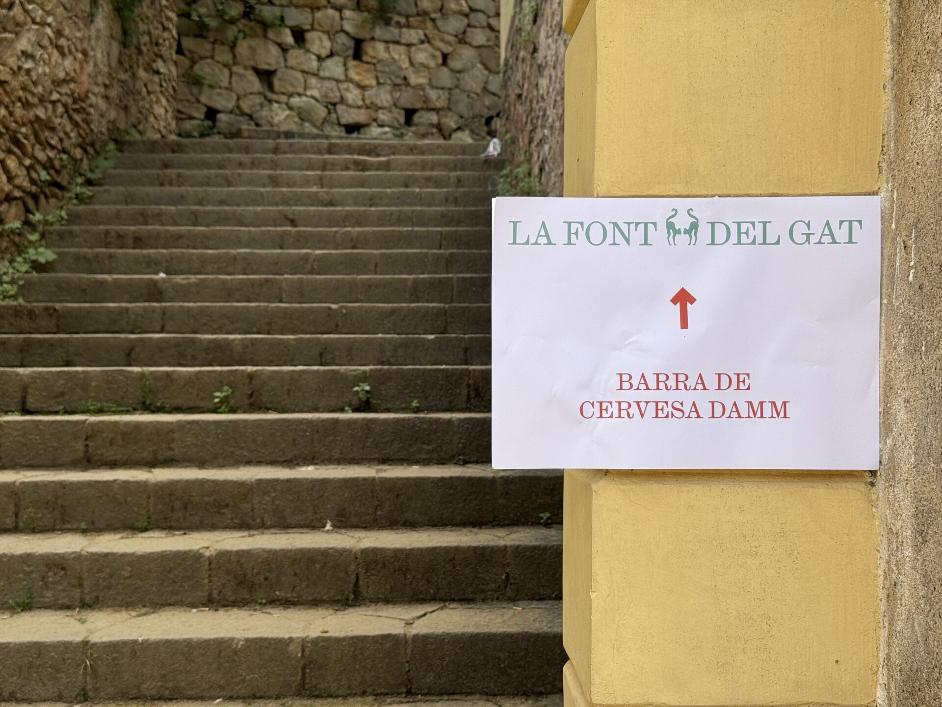 Vecinos de Poble-sec exigen frenar las fiestas nocturnas de la Font del Gat por ruido y molestias