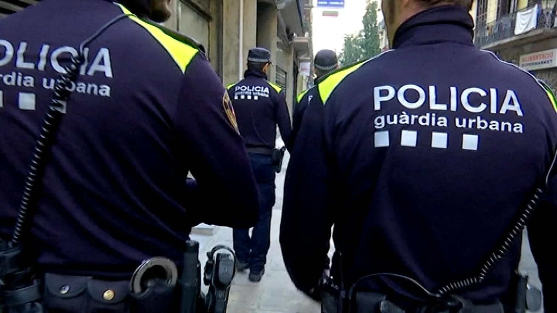 Collboni quiere multar con hasta 750 euros por orinar en la calle mientras Barcelona solo tiene 165 lavabos públicos