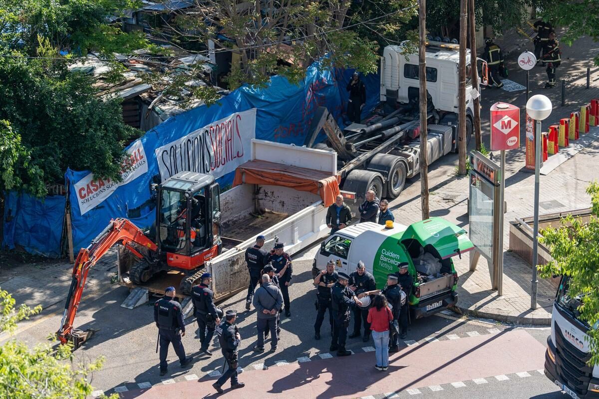 El Ayuntamiento de Barcelona desaloja a la fuerza las barracas de Vallcarca y deja a los vecinos sin alternativa habitacional