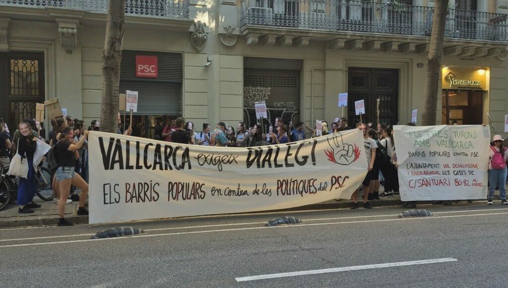La protesta surge tras el desalojo de chabolas en el barrio y denuncia la política de vivienda del gobierno municipal.