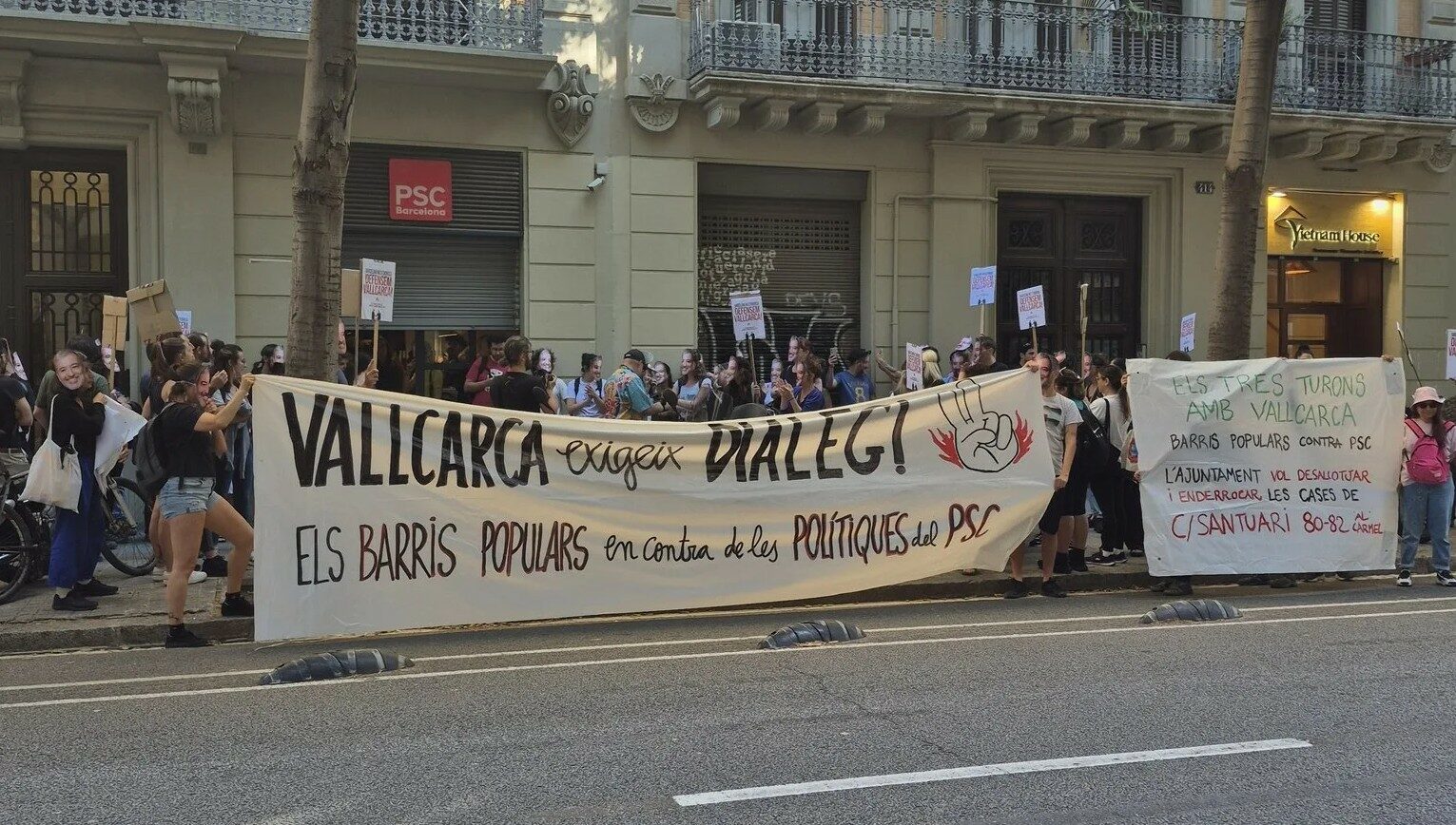 Vecinos de Vallcarca ocupan la sede del PSC para exigir una reunión con Collboni