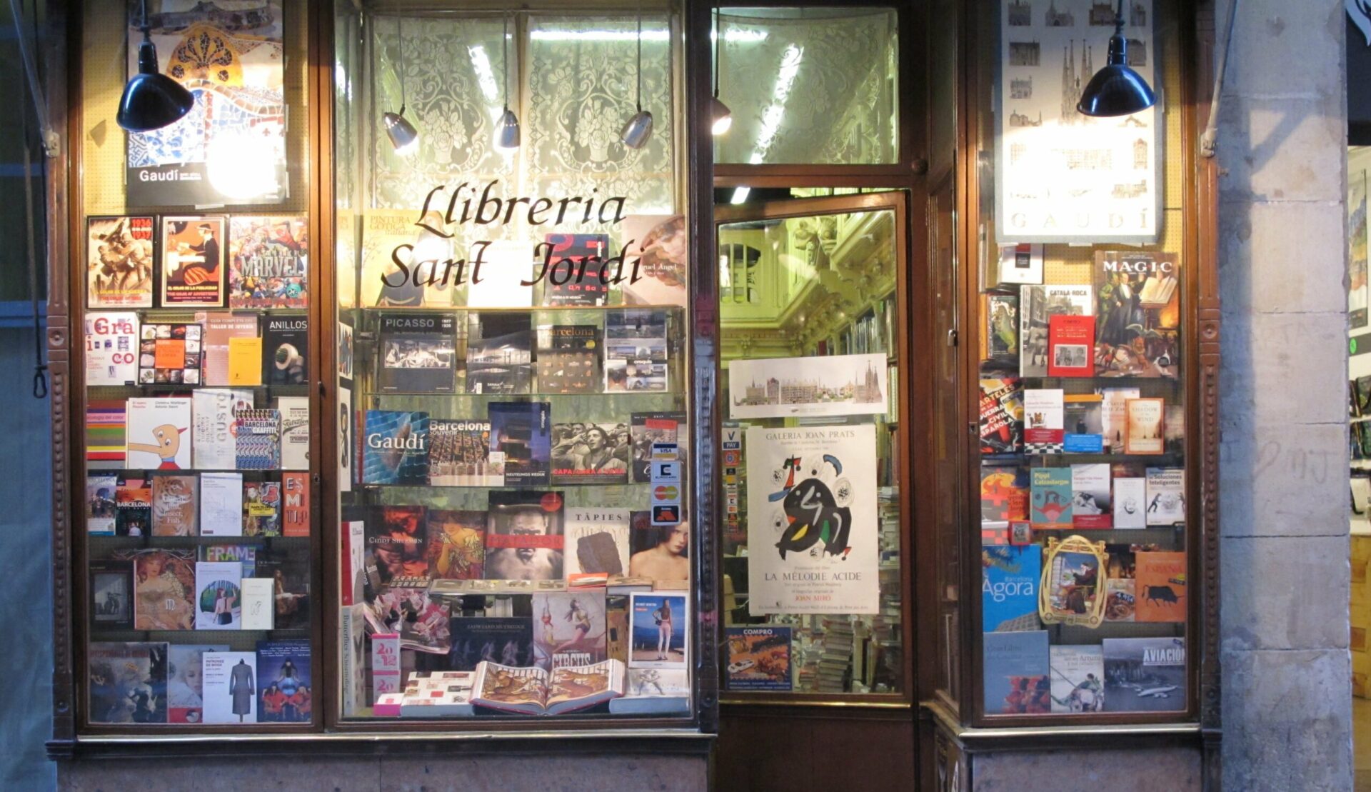 La Llibrería Sant Jordi reabre como espacio cultural, gastronómico y vecinal