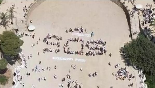 Más de un centenar de vecinos protestan en el Park Güell contra la privatización del espacio: «lo han vendido al turismo»