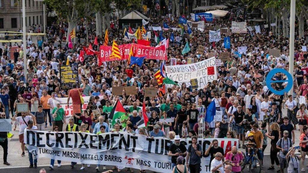La protesta del 15 de junio denunciará el monocultivo turístico y su impacto en la vivienda, el trabajo y el clima, con apoyo de más de 140 colectivos.