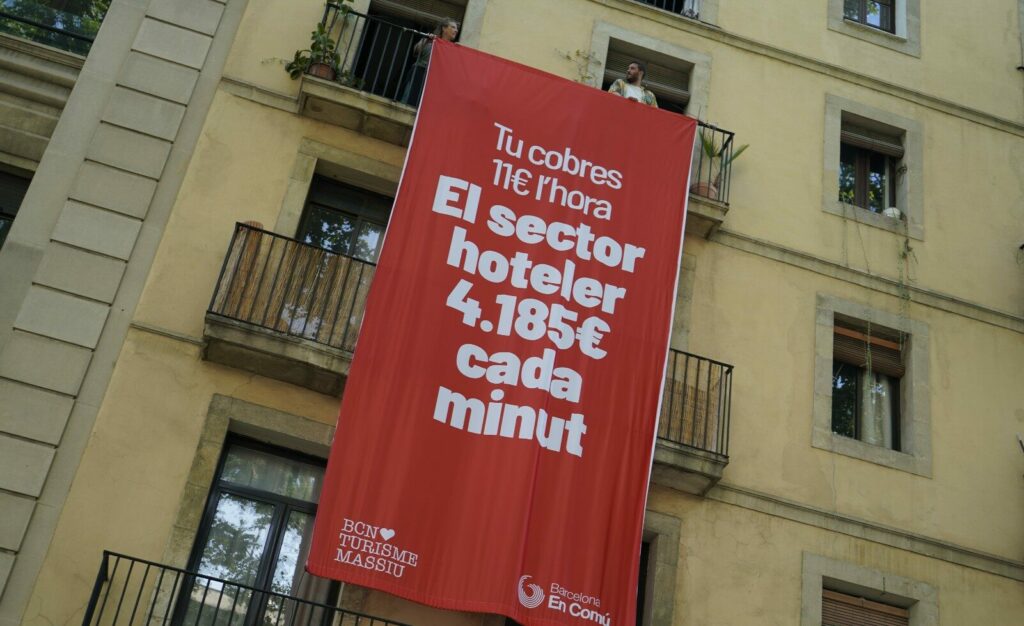 BComú lanza una campaña contra el turismo masivo en Barcelona y pide multar a Airbnb con 600.000 euros por ofertar 800 pisos ilegales.