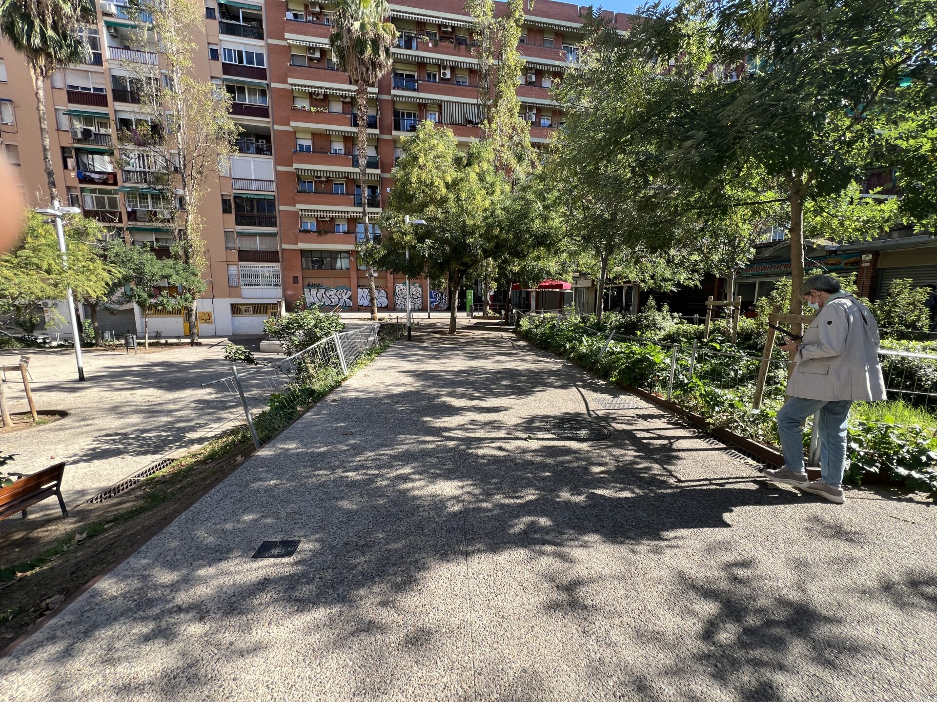El vecindario de La Marina exige cerrar de noche los Jardines de la Mediterrània por el ruido y el incivismo