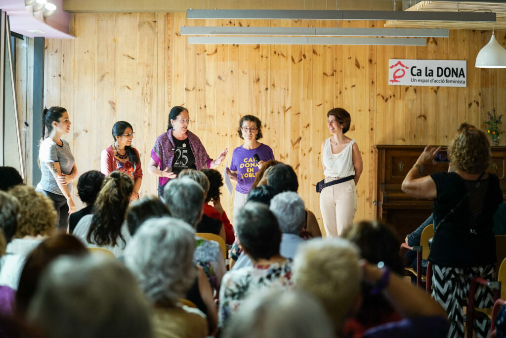 La ola de calor y la inacción municipal fuerzan el cierre temporal de Ca la Dona, referente histórico del feminismo en la ciudad.