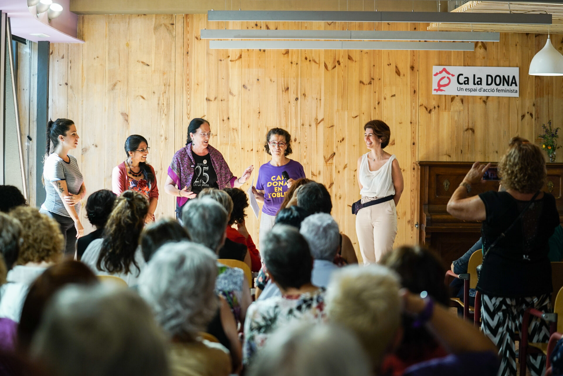 El Ayuntamiento deja sin climatización a Ca la Dona y obliga a cerrar el principal espacio feminista de Barcelona