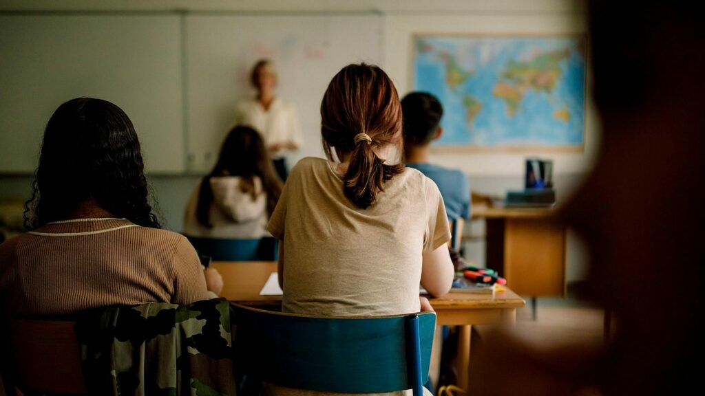 Un informe del ICPS revela que muchos adolescentes ya ven el feminismo como un “abuso” y niegan que exista desigualdad de género.