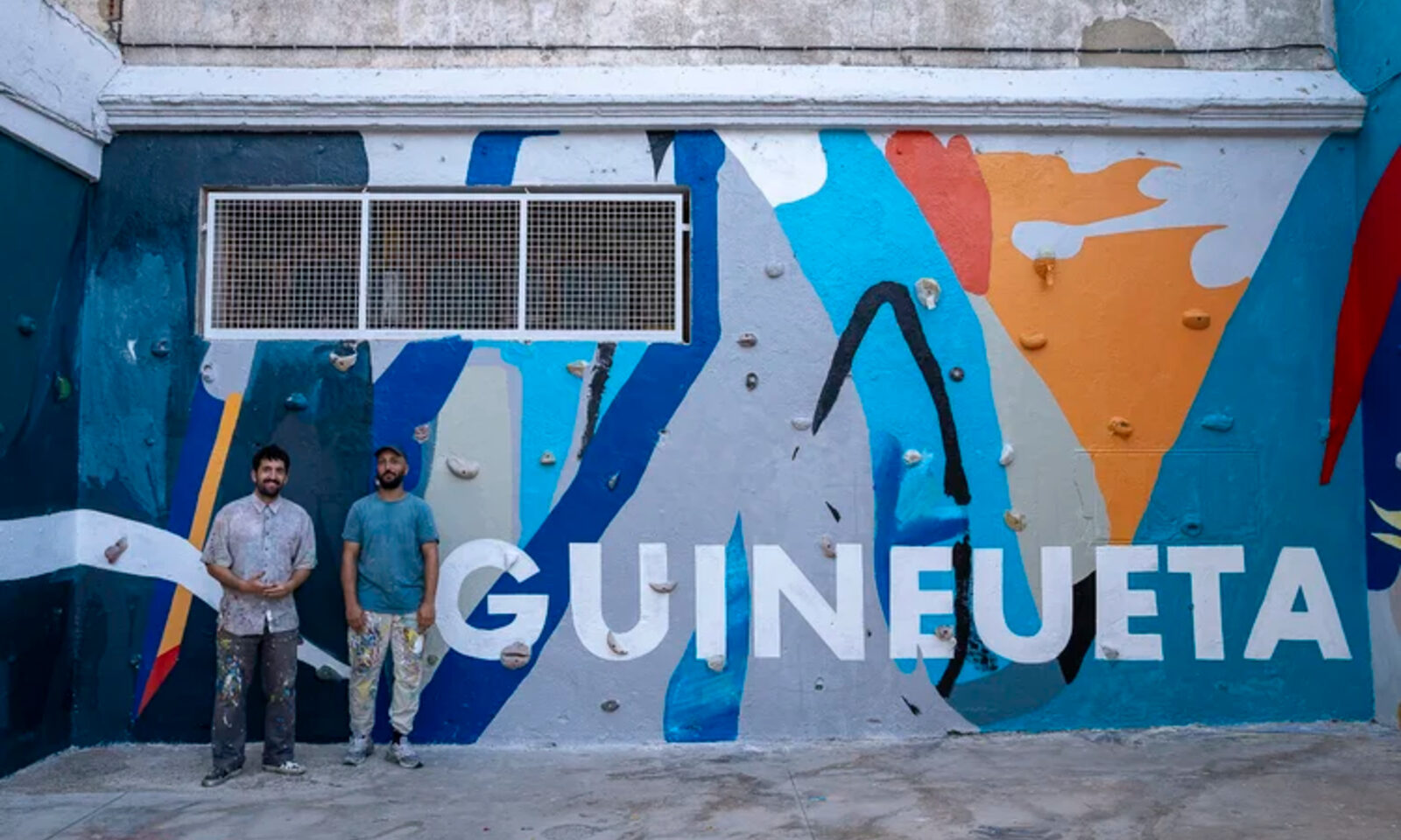 Jóvenes de Nou Barris crean un mural colectivo en la Masia de la Guineueta