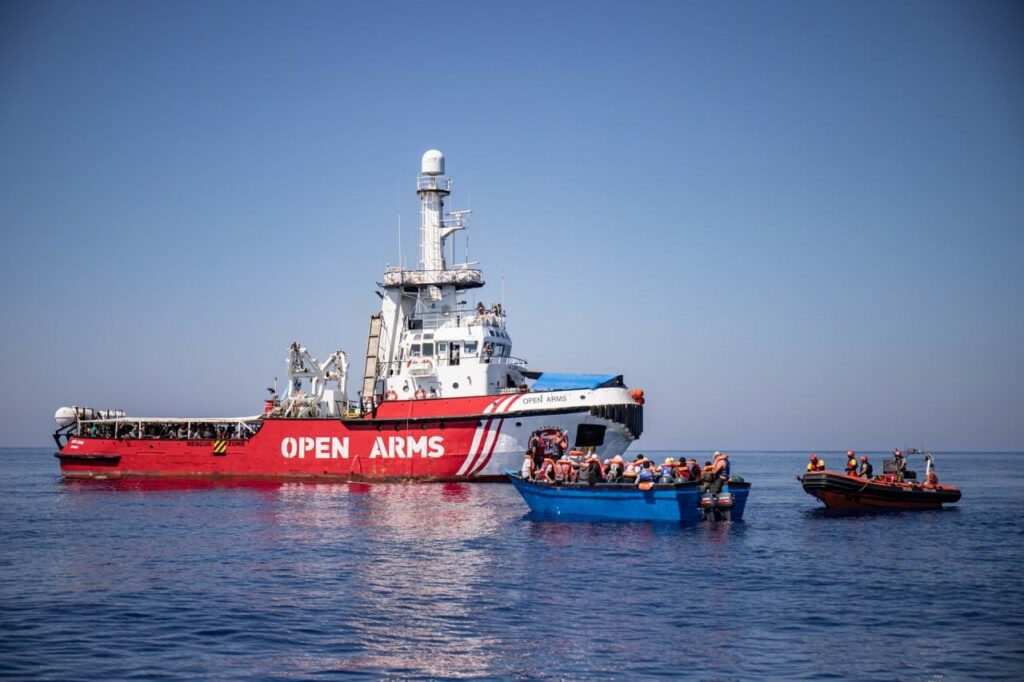 Open Arms desafía el odio y se despliega en Canarias para visibilizar la ruta migratoria más mortal de Europa