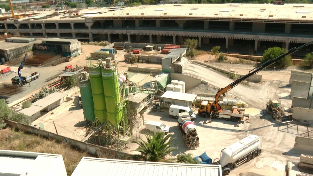 Serà un mes més tard del compromís que el PSC havia fet amb l’acceptació d’un prec de Barcelona en Comú a la Comissió d’Ecologia, Urbanisme, Mobilitat i Habitatge, a l’Ajuntament de Barcelona.