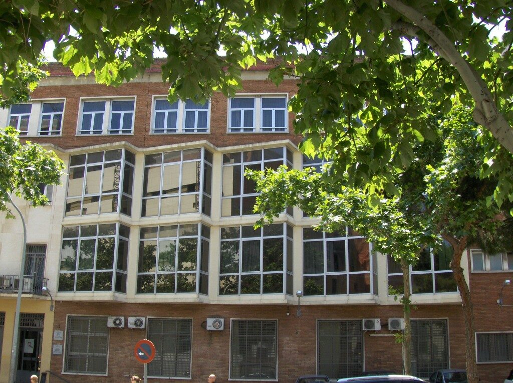 L’AFA de l’Institut Sants denuncia el deteriorament de l’edifici i reclama una actuació urgent