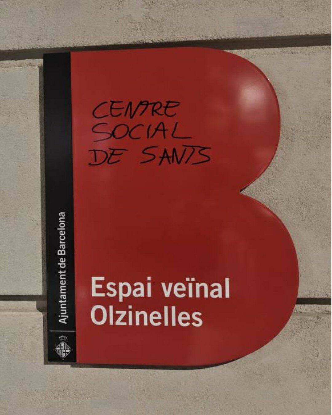 L’Ajuntament de Barcelona reobre el Centre Social de Sants sense avís, sense consens i canviant-li el nom