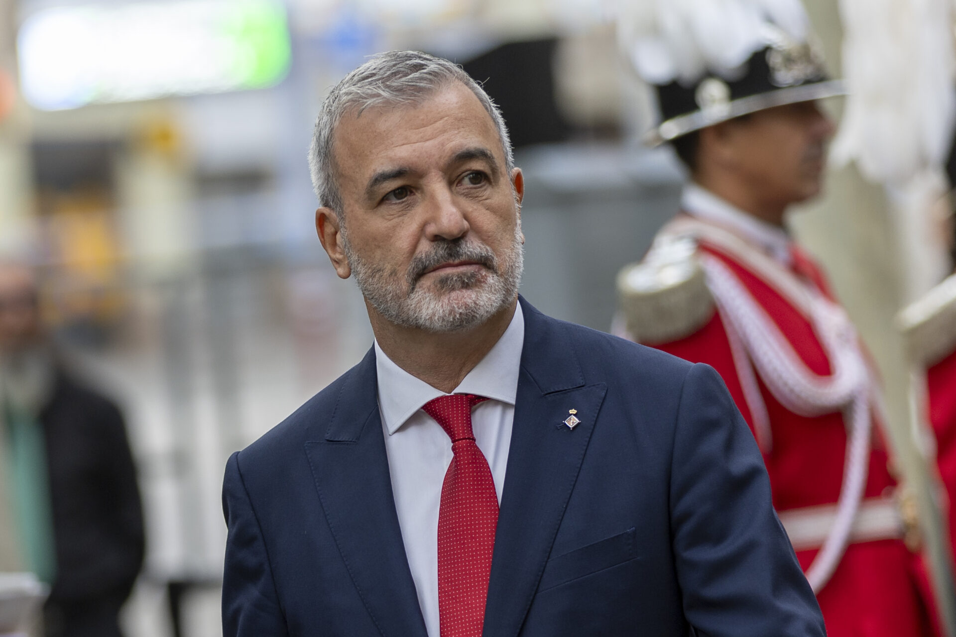 Collboni abandera la lucha contra la crisis de la vivienda en un nuevo vídeo en redes y los vecinos de Barcelona estallan ante su «hipocresía»