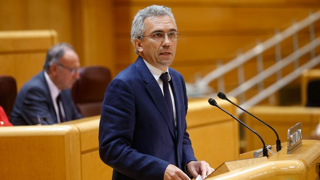 El senador y miembro de la Ejecutiva Federal del PSOE Javier Izquierdo presenta su dimisión en plena ola de casos de acoso sexual en el partido, que ha provocado múltiples renuncias y una revisión de los protocolos internos para atención a las denuncias.