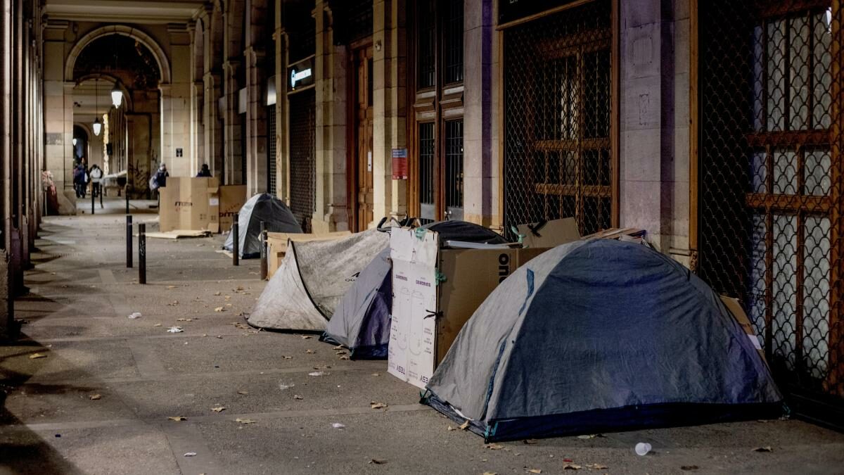 La crisis de la vivienda arroja a la calle a miles de personas sin hogar en Cataluña