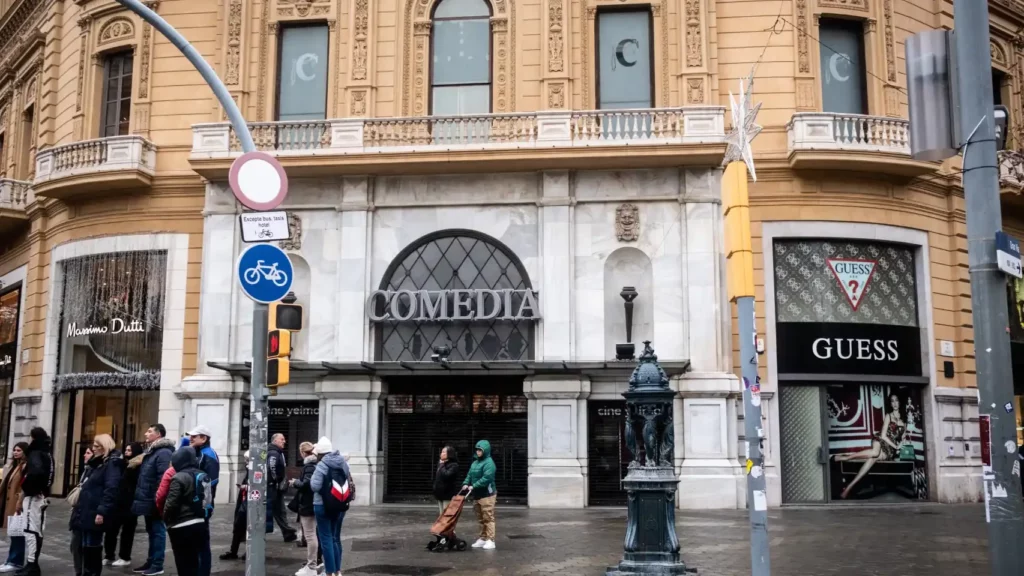 Los Comuns reclaman al Ayuntamiento de Barcelona que paralice el plan urbanístico del nuevo Museo Thyssen en el antiguo Cine Comedia. Alertan del aumento de edificabilidad, la consolidación de usos comerciales y el impacto ambiental y urbano en uno de los cruces más sensibles de la ciudad