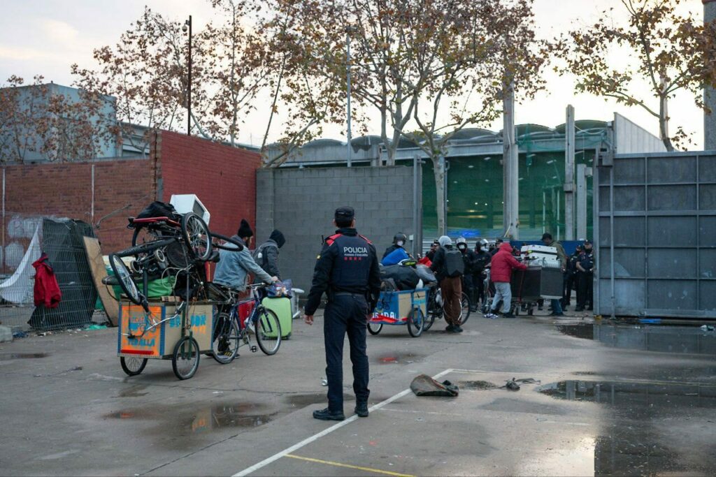 Los Mossos d’Esquadra han desalojado a unas 400 personas migrantes del antiguo instituto B9 de Badalona por orden judicial, a petición del Ayuntamiento. El operativo se produce sin una alternativa de vivienda inmediata y en pleno mes de diciembre.