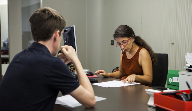 El Ayuntamiento de Barcelona alerta de la falta de plazas en pensiones para familias que pierden la vivienda.