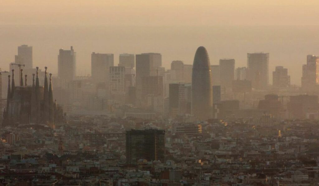 El Ayuntamiento de Barcelona presenta como mejora datos de contaminación que no reflejan la realidad del Eixample