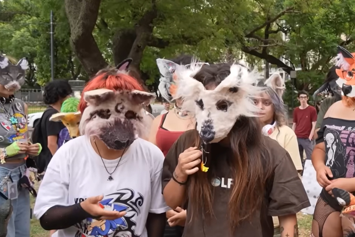 La extrema derecha amplifica sin base el fenómeno de los “therians” para alimentar discurso anti-woke y atacar a personas trans