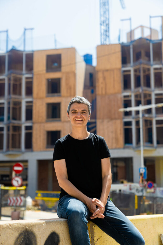 Barcelona en Comú ha denunciado este martes el bloqueo del alcalde Jaume Collboni a dos iniciativas destinadas a frenar la especulación inmobiliaria en la ciudad: la prohibición del uso fraudulento del alquiler de temporada y la limitación de las compras de vivienda con fines especulativos. La formación asegura que estas medidas cuentan con respaldo jurídico y que su paralización se produce en un contexto de emergencia habitacional creciente en Barcelona. Según explica el grupo municipal, el Ayuntamiento dispone desde hace meses de informes legales que avalan la capacidad del consistorio para intervenir en ambos ámbitos, especialmente en zonas declaradas tensionadas. Pese a ello, el gobierno local no ha activado ninguna herramienta concreta para impedir que pisos residenciales se destinen de forma masiva al alquiler temporal ni para frenar la acumulación de viviendas en manos de fondos y grandes propietarios. Barcelona en Comú subraya que el alquiler de temporada se ha convertido en una vía de escape para esquivar los topes de precios y que su uso se ha disparado en los últimos años, contribuyendo a reducir la oferta de vivienda habitual. Paralelamente, denuncian que las operaciones de compra de edificios y pisos con fines puramente financieros siguen avanzando en distintos barrios, alimentando subidas de precios y procesos de expulsión del vecindario. La formación recuerda que estas prácticas tienen un impacto directo sobre miles de hogares y reclama que el gobierno municipal pase de los anuncios a la acción. Mientras tanto, sostienen, el bloqueo del alcalde mantiene congeladas medidas que podrían aliviar la presión sobre el mercado del alquiler y proteger el acceso a la vivienda en una ciudad donde la crisis habitacional continúa agravándose.