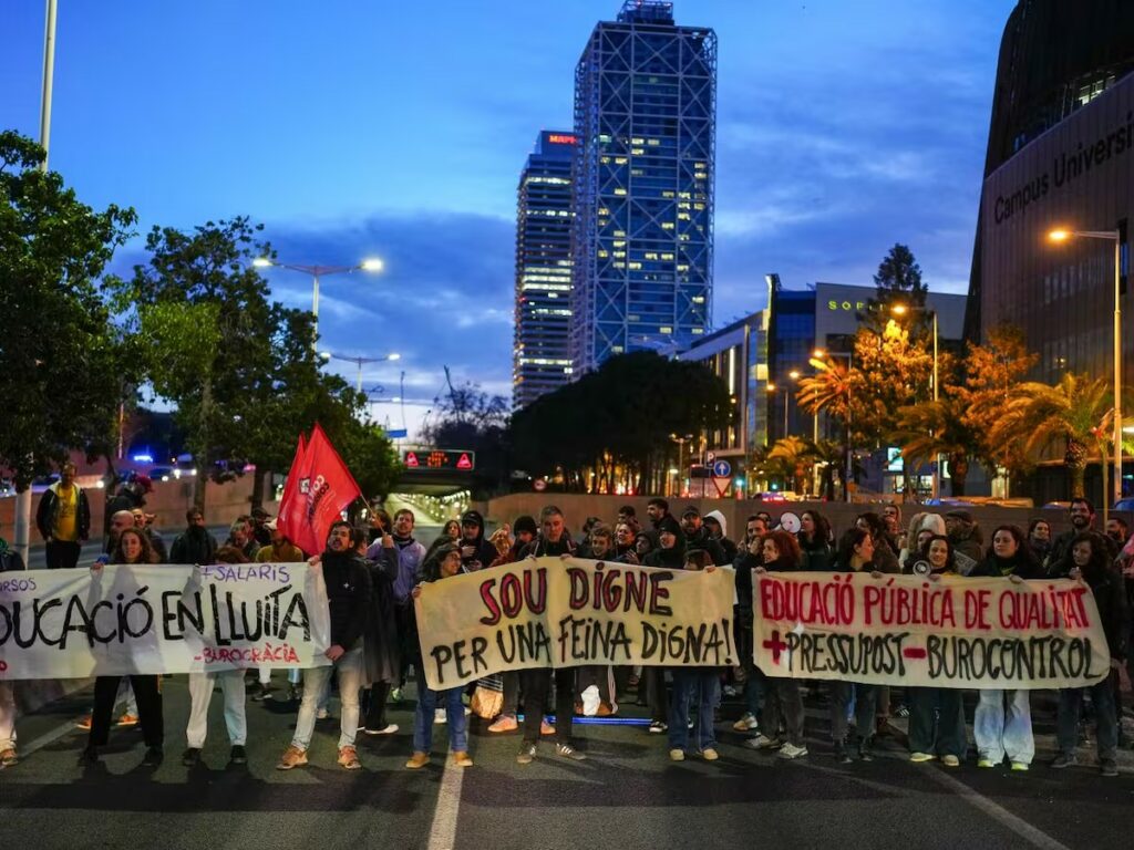La huelga educativa logra un fuerte seguimiento en Barcelona y Catalunya con miles de participantes