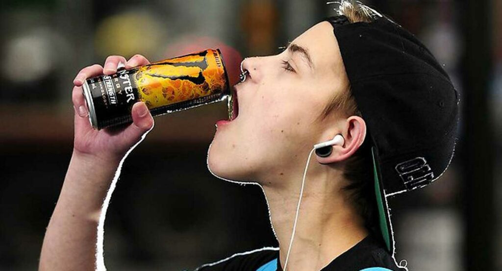 El ministro Bustinduy anuncia que el Gobierno prohibirá la venta de bebidas energéticas a menores de 16 años