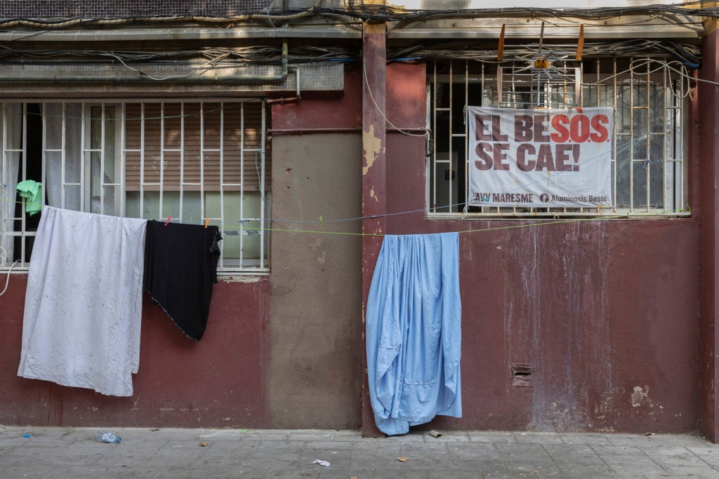 BComú pacta con el Gobierno activar un plan de 400 millones para rehabilitar 4.500 viviendas en el Besòs y el Maresme