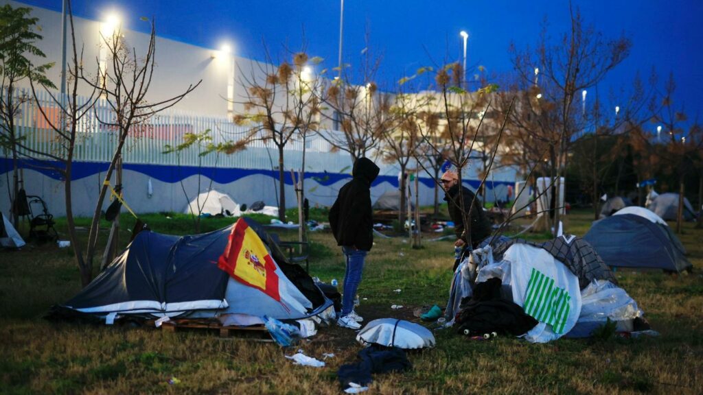 El Ayuntamiento de Collboni desaloja a 175 personas sin hogar en la Zona Franca en plena crisis de sinhogarismo