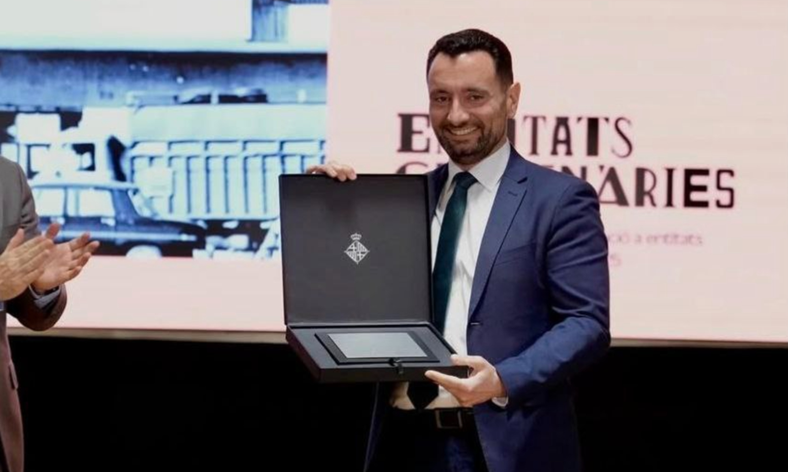 Barcelona da la distinción al Centre Cultural Els Propis como entidad centenaria