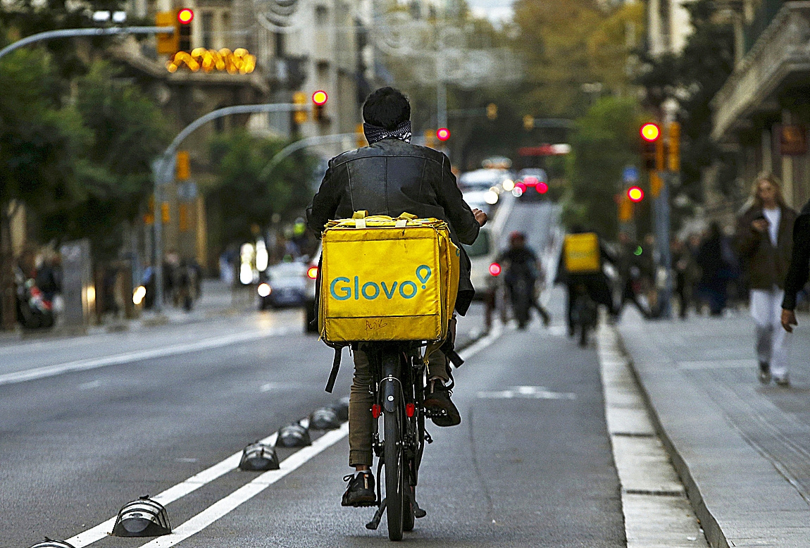 Glovo ejecuta una ola de despidos tras cambiar el modelo de falsos autónomos