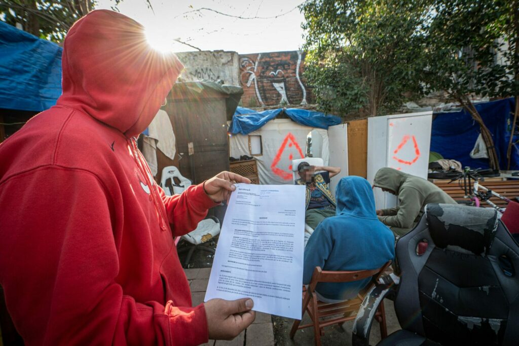 La Guardia Urbana de Barcelona desaloja un asentamiento de barracas en La Sagrera