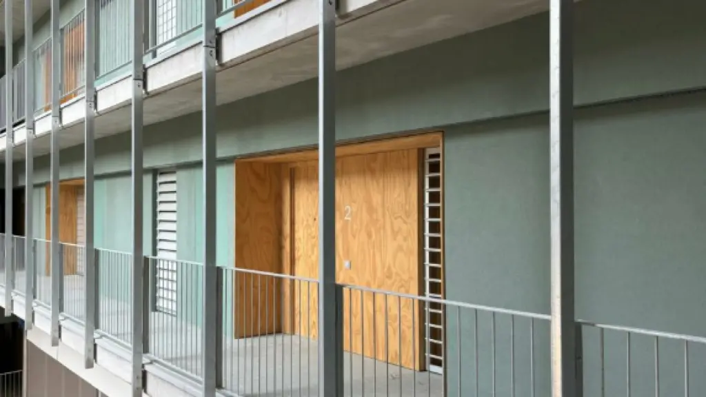 Collboni entrega otros 35 pisos públicos de Illa Glòries mientras sigue sin iniciar la construcción de nuevos pisos públicos