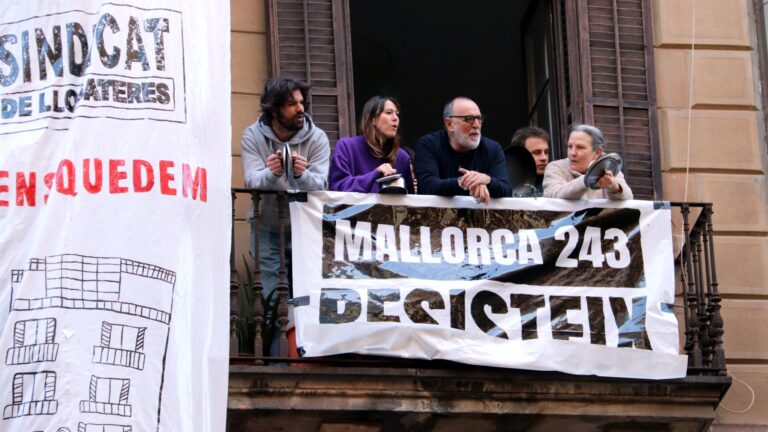 Vecinos del Eixample denuncian acoso inmobiliario con una pancarta al paso de la Marató para visibilizar su situación