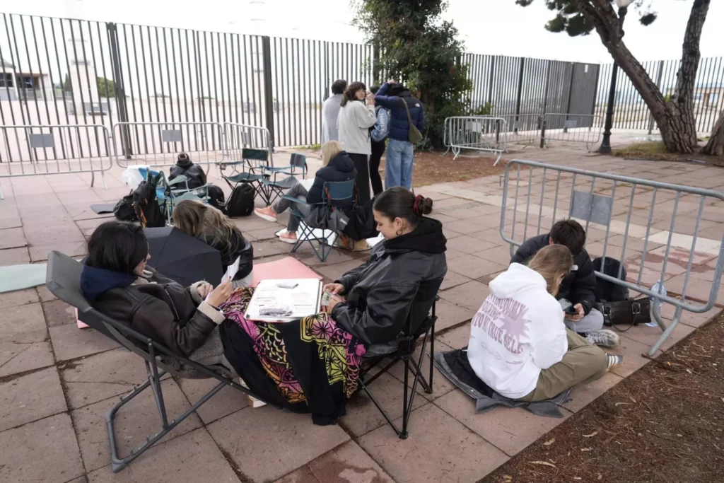 Fans de Rosalía hacen cola desde primera hora de la mañana en el Palau Sant Jordi